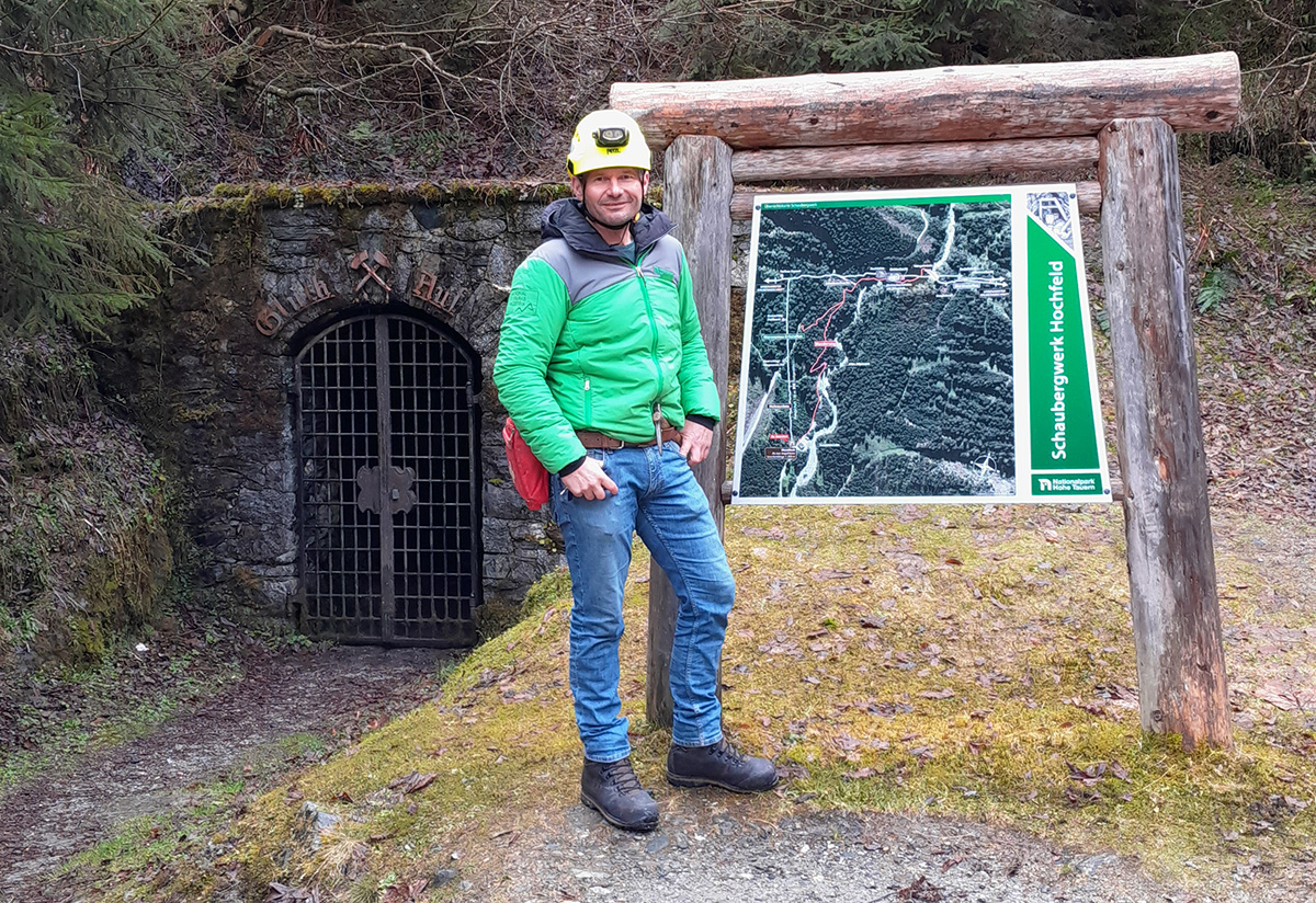 Stefan Lerch vorm Schaubergwerkseingang c S Moser