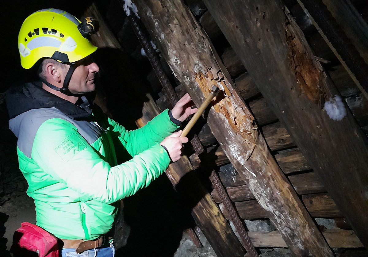Ueberpruefung stuetzender Holzbalken im Bergwerk c S Moser