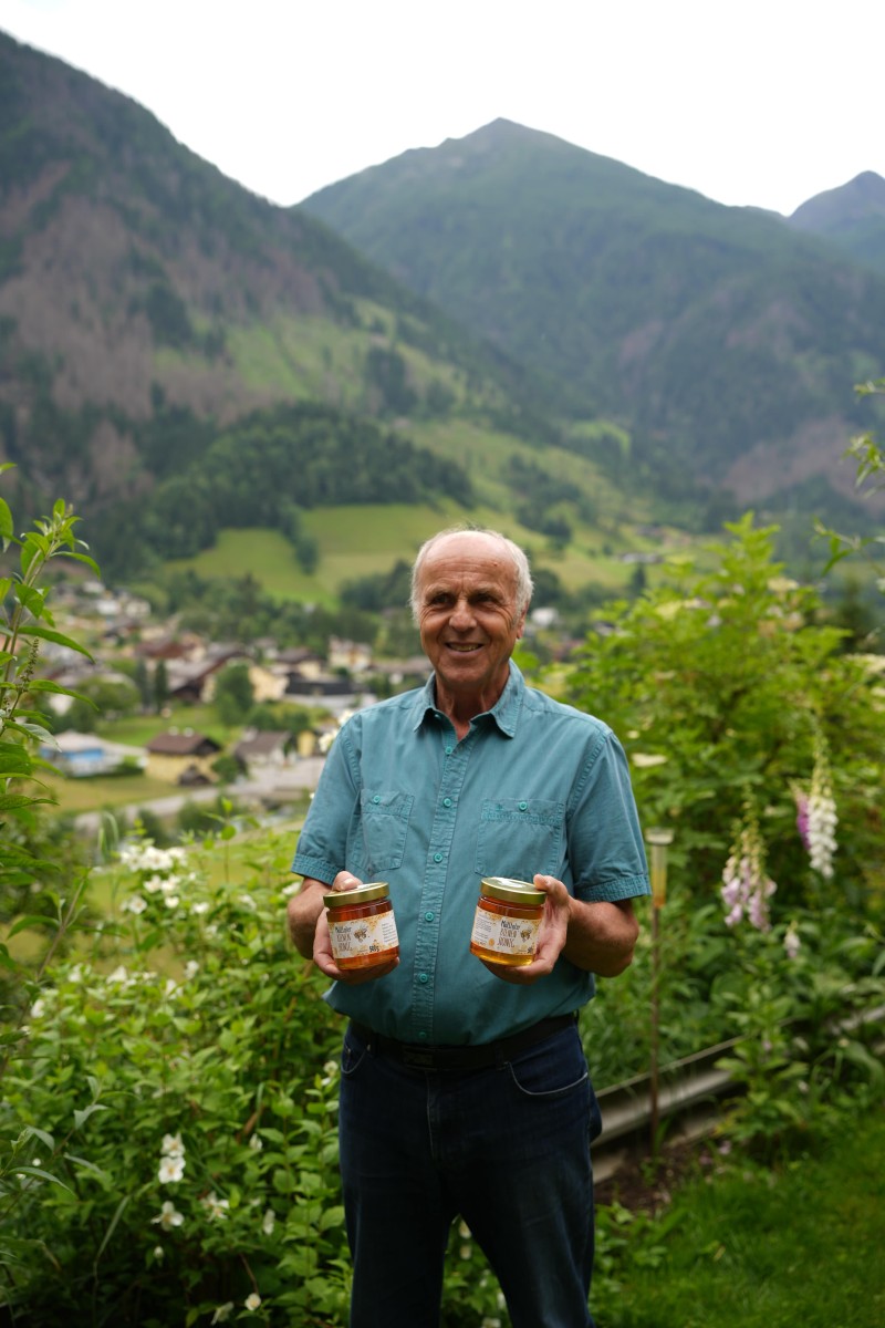Hans Ebner mit seinem Honig c NPHT Wernisch
