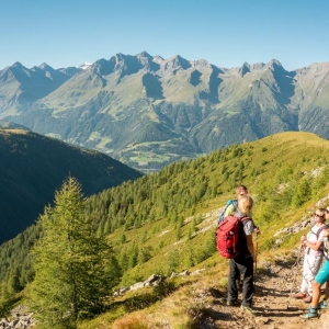 MitNationalparkRangeramLasoerlingHoehenweg_cNPHT_martinlugger_1