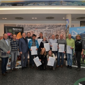 (Bild 3) Die Prüfungskommission mit den frisch gebackenen Tiroler Rangern