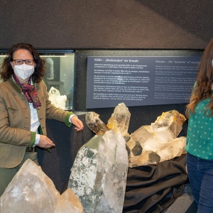 LR Daniela Gutschi und Kustodin Waltraud Moser-Schmidl begutachten den Sensationsfund aus dem Jahr 1984. (c)Land-Salzburg-Camera-Suspicta-Susi-Berger