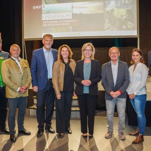 BM Gewessler im Kreise von VertreterInnen Nationalparks Austria und Nationalparkdirektoren im Rahmen der Vorpräsentation UNIVERSUM c © ORF/Roman Zach-Kiesling 