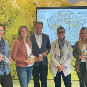 1_Copyright NP_PB_Obfrau Elisabeth Rogl, Projektinitatorin Regina Köll (NP-PB), Franz Theurl (TVB),  PB-Vorstand Marion Steiner-Binder, Nationalpark Hohe Tauern Sandra Gutternig