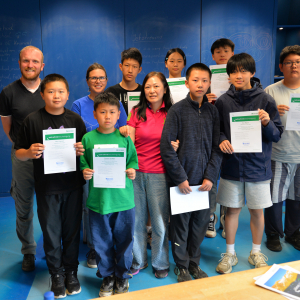 Chinesische Schülergruppe präsentieren ihre Teilnahmebestätigung © NPHT/S. Moser