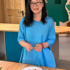 Gruppenleiterin Ying Jiang im Klausnerhaus Hollersbach © NPHT/A. Baldinger