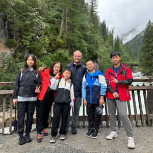 Chinesische Schülergruppe mit Ranger Matthias Lehnert bei den Krimmler Wasserfällen © Ying Jiang