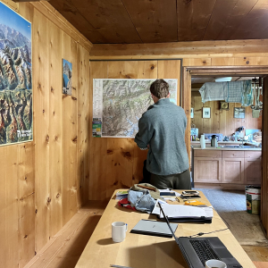 Medienstipendant Felix Schalk bei Vorbereitung in der Hofrat-Keller-Huette © Filmproduktionen ELISE