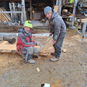 Gerhard Hofer und Gerhard Schwab beim Holzzuschnitt_c_S-Lerch