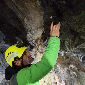 Stefan Lerch zeigt Eikokon der Grossen Hoehlenspinne_c_S-Moser