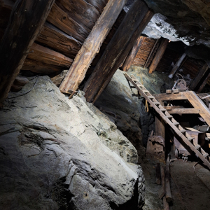 Stuetzende Holzbalken im Bergwerk_c_S-Moser